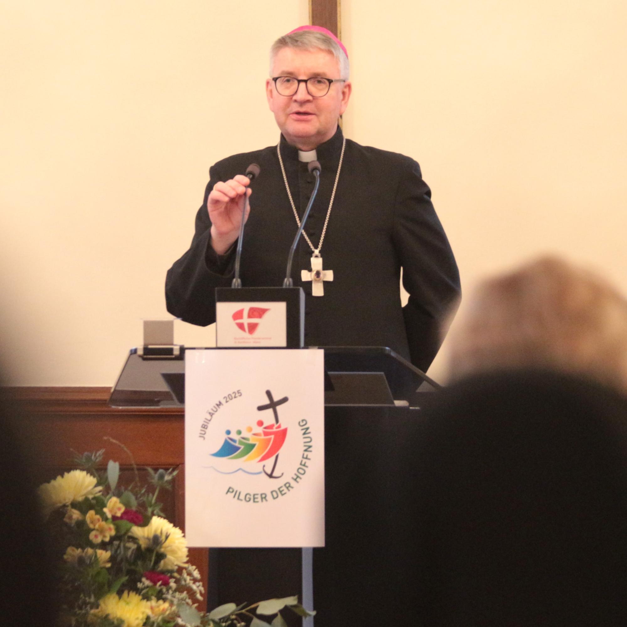 Mainz, 3. Februar 2025: Bischof Peter Kohlgraf bei seinem Vortrag in der Aula des Mainzer Priesterseminars.