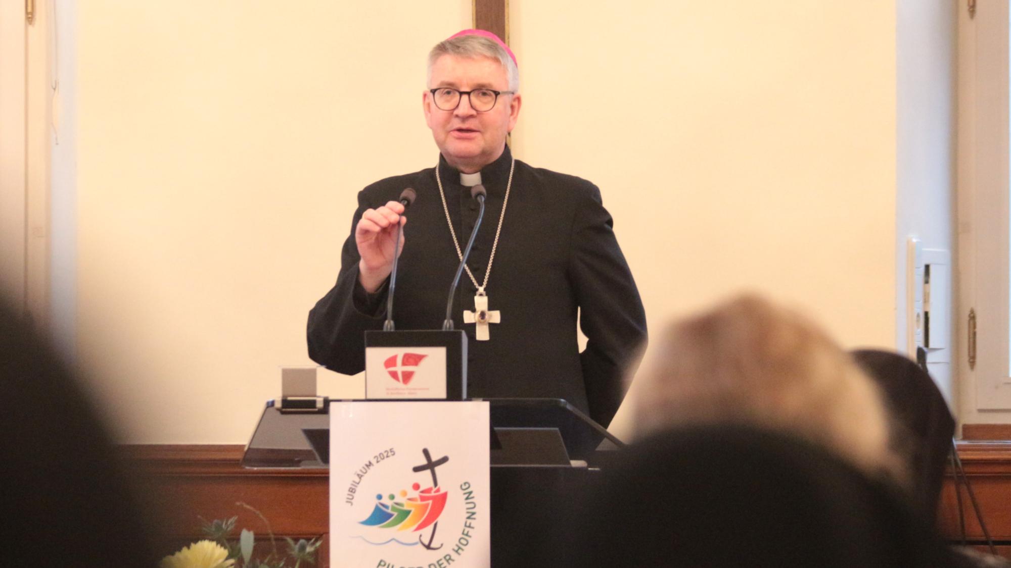 Mainz, 3. Februar 2025: Bischof Peter Kohlgraf bei seinem Vortrag in der Aula des Mainzer Priesterseminars.
