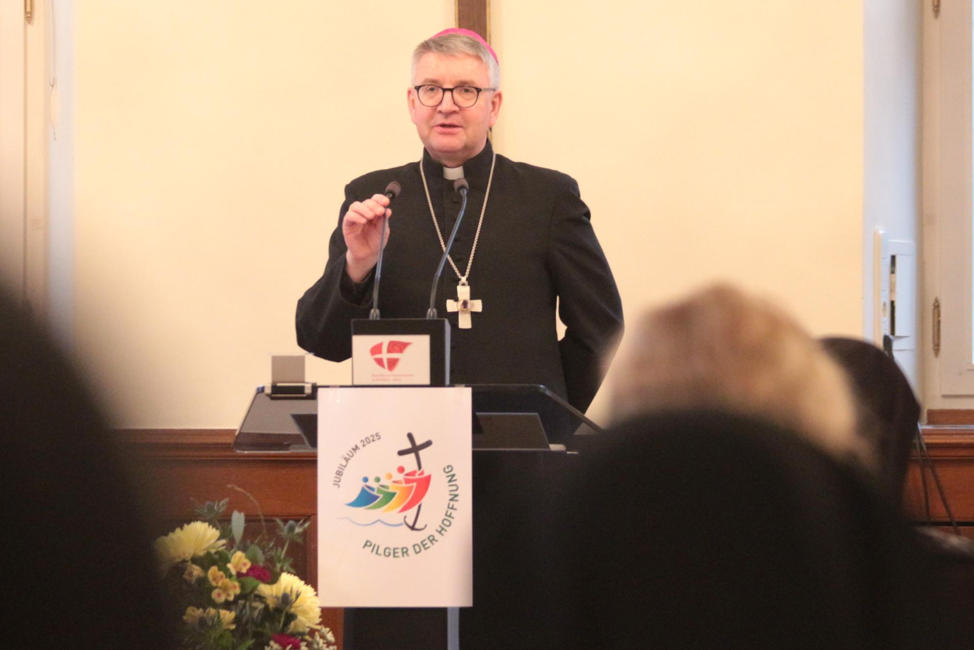 Mainz, 3. Februar 2025: Bischof Peter Kohlgraf bei seinem Vortrag in der Aula des Mainzer Priesterseminars.