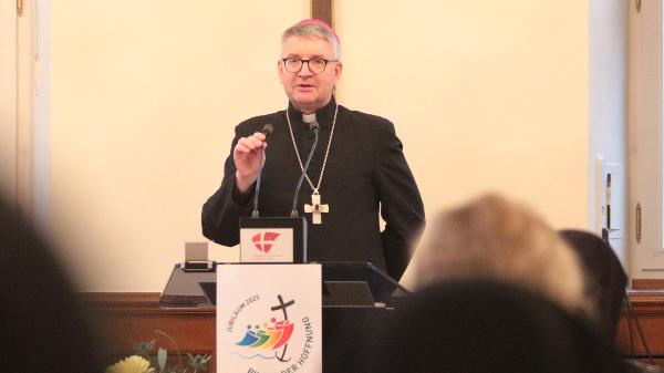 Mainz, 3. Februar 2025: Bischof Peter Kohlgraf bei seinem Vortrag in der Aula des Mainzer Priesterseminars.