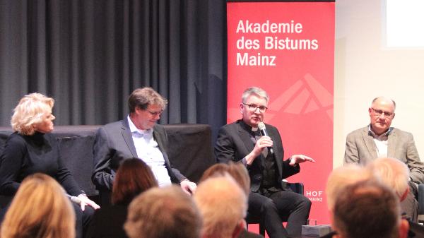 Mainz, 6. Februar 2025: Podium zum Thema 'Kämpfen um Frieden im 21. Jahrhundert' (v.l.n.r.): Ursula Meissner, Dr. Christoph Krauß, Bischof Peter Kohlgraf und Oberst a.D. Reinhold Janke.