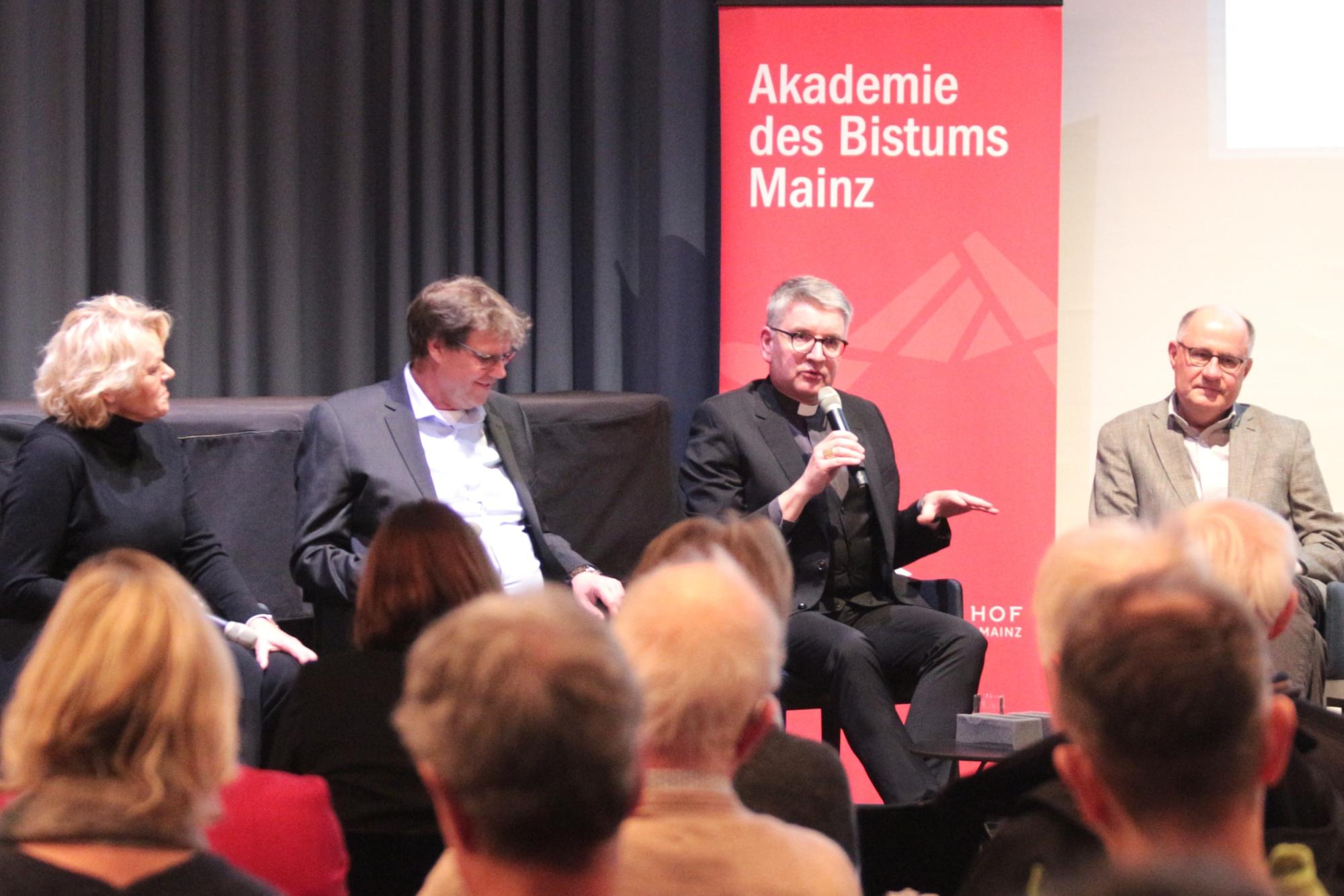 Mainz, 6. Februar 2025: Podium zum Thema 'Kämpfen um Frieden im 21. Jahrhundert' (v.l.n.r.): Ursula Meissner, Dr. Christoph Krauß, Bischof Peter Kohlgraf und Oberst a.D. Reinhold Janke.