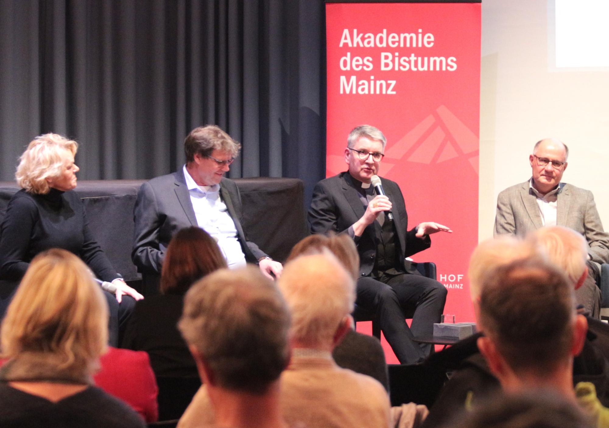 Mainz, 6. Februar 2025: Podium zum Thema 'Kämpfen um Frieden im 21. Jahrhundert' (v.l.n.r.): Ursula Meissner, Dr. Christoph Krauß, Bischof Peter Kohlgraf und Oberst a.D. Reinhold Janke.