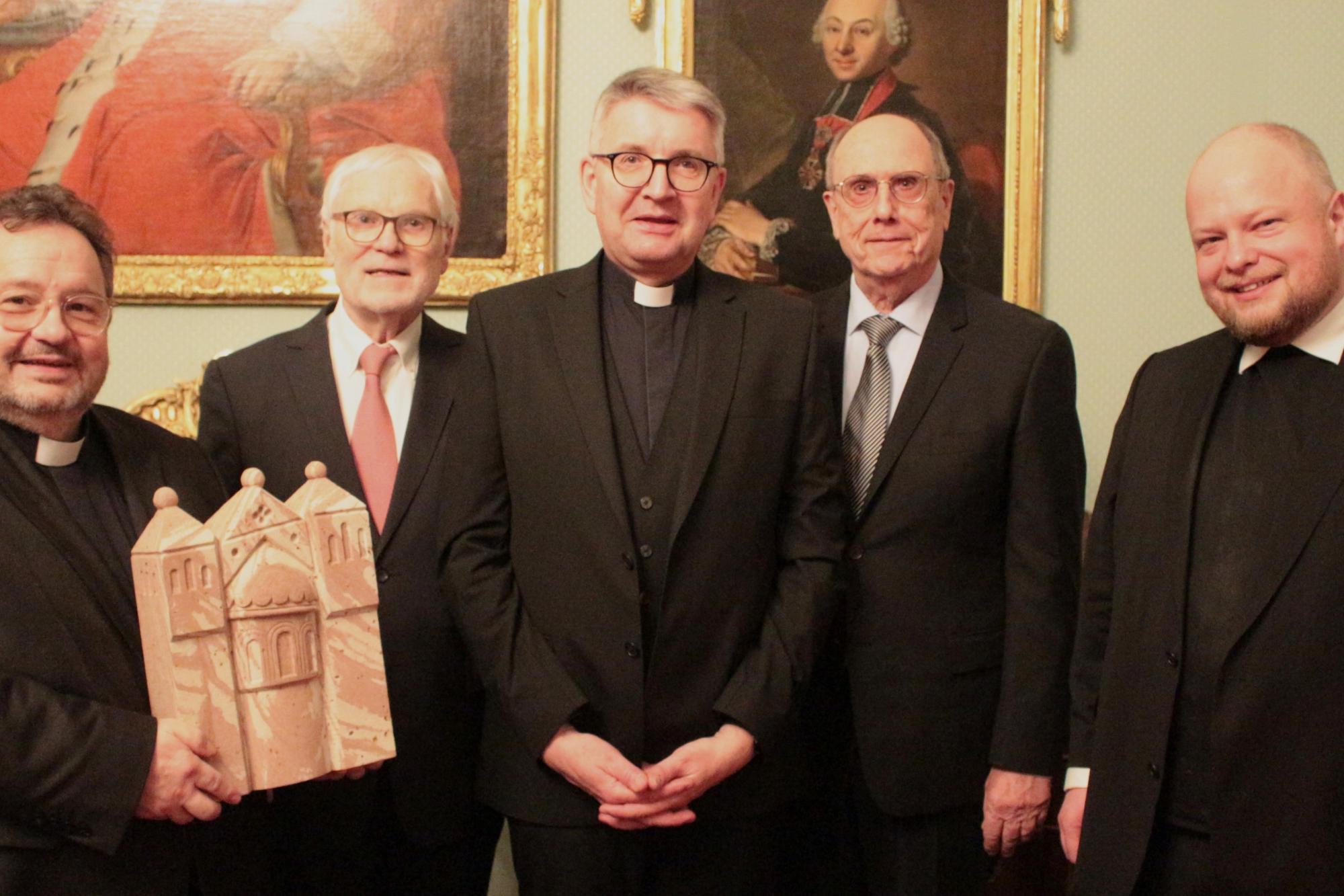 Mainz, 8. Februar 2025: Würdigung zum Abschied (v.l.n.r.): Domdekan Henning Priesel mit dem Dom-Relief, Markus Schächter, Bischof Peter Kohlgraf, Werner Veith und Generalvikar Sebastian Lang.