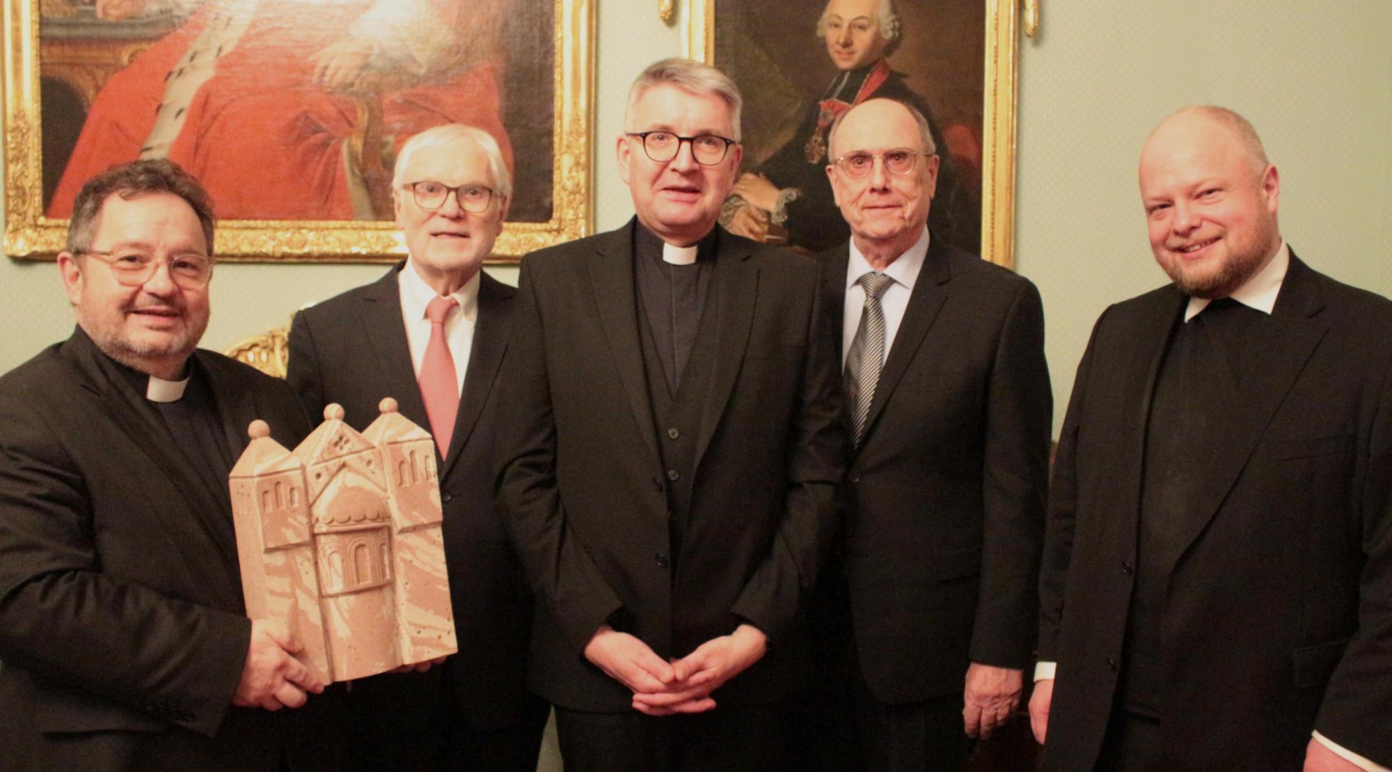 Mainz, 8. Februar 2025: Würdigung zum Abschied (v.l.n.r.): Domdekan Henning Priesel mit dem Dom-Relief, Markus Schächter, Bischof Peter Kohlgraf, Werner Veith und Generalvikar Sebastian Lang.
