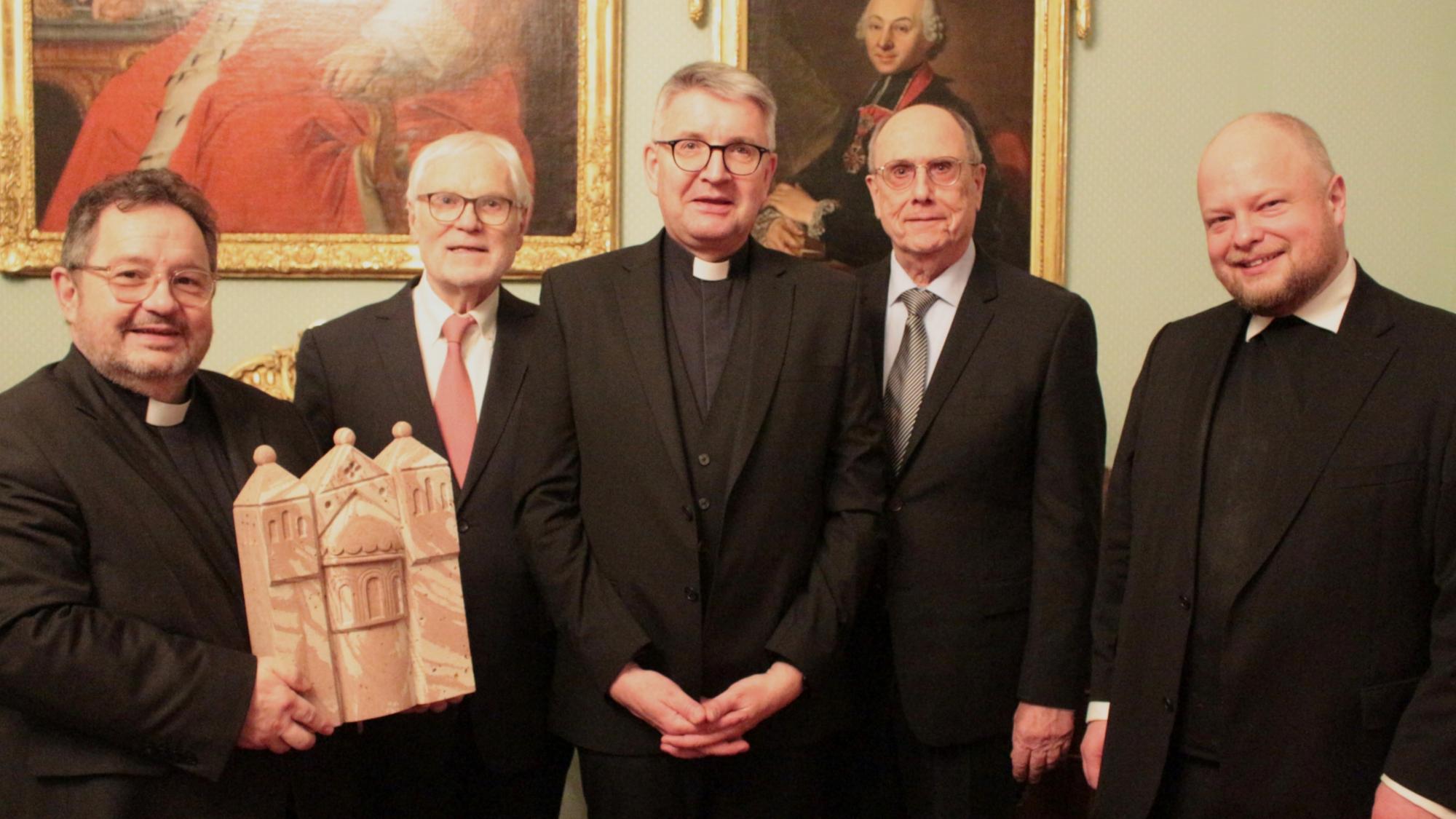 Mainz, 8. Februar 2025: Würdigung zum Abschied (v.l.n.r.): Domdekan Henning Priesel mit dem Dom-Relief, Markus Schächter, Bischof Peter Kohlgraf, Werner Veith und Generalvikar Sebastian Lang.