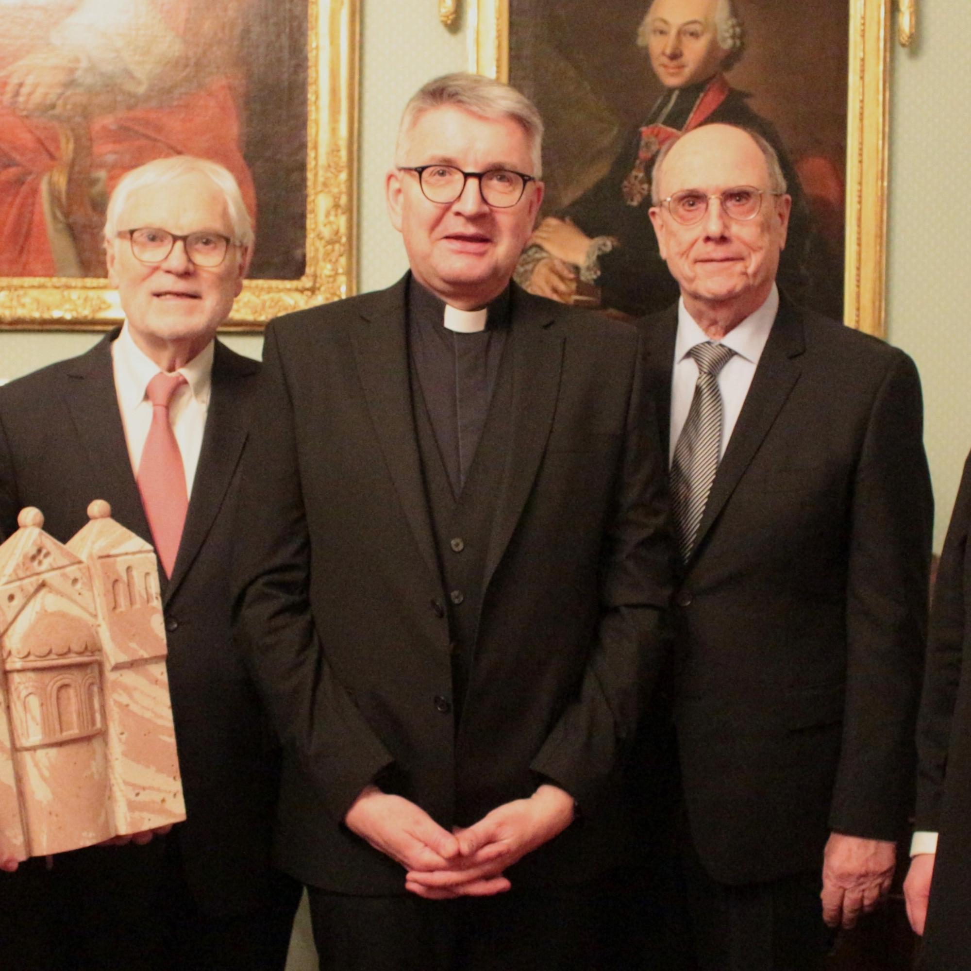 Mainz, 8. Februar 2025: Würdigung zum Abschied (v.l.n.r.): Domdekan Henning Priesel mit dem Dom-Relief, Markus Schächter, Bischof Peter Kohlgraf, Werner Veith und Generalvikar Sebastian Lang.