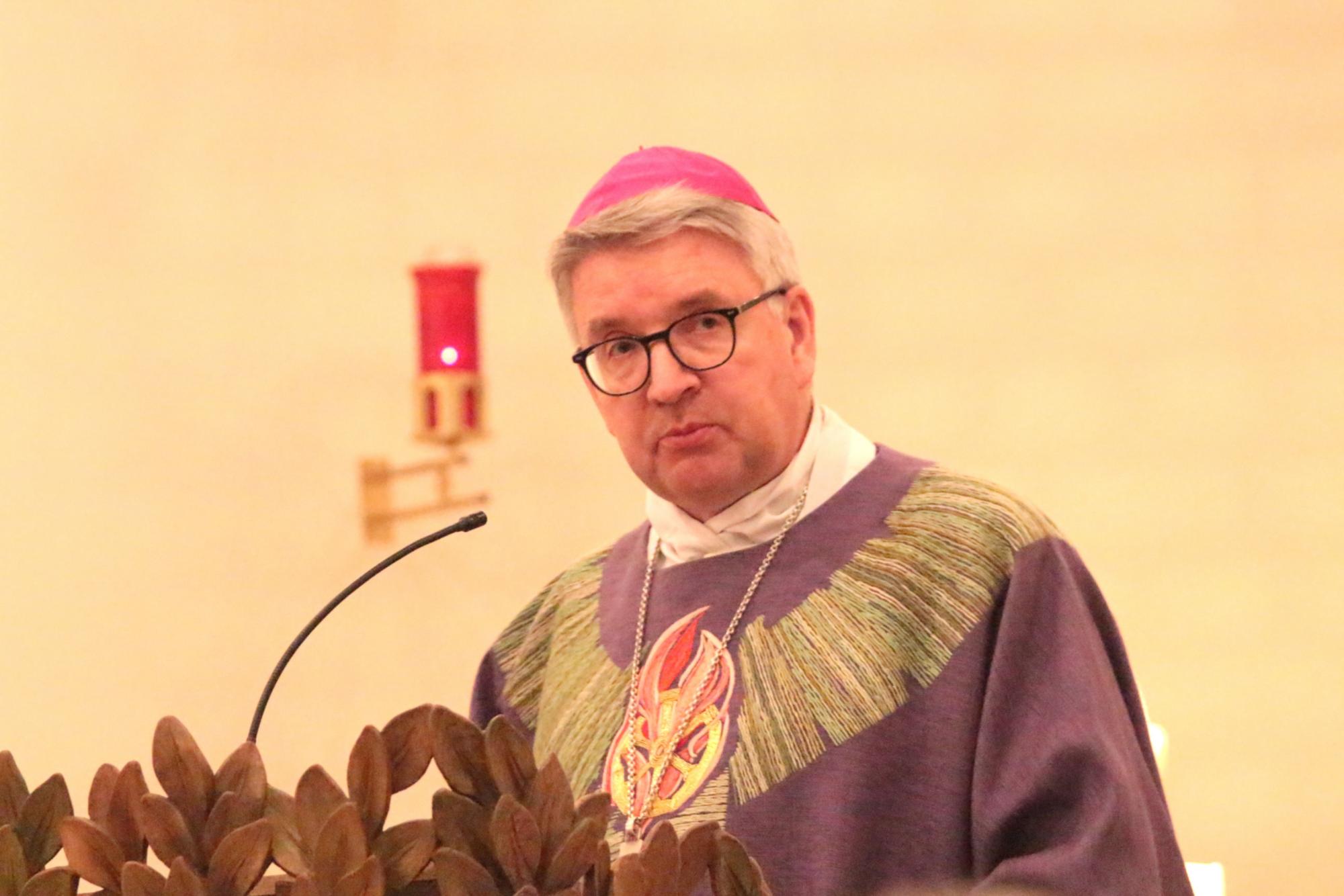 Mainz, 27. Februar 2025: Bischof Peter Kohlgraf feierte den Gottesdienst anlässlich des 80. Jahrestages der Bombardierung der Stadt Mainz im Kloster der Klarissen-Kapuzinerinnen von der Ewigen Anbetung im Mainzer Dom-Ornat, das das an die Zerstörung von Mainz durch den Luftangriff erinnert.