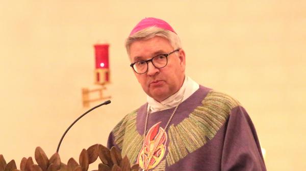 Mainz, 27. Februar 2025: Bischof Peter Kohlgraf feierte den Gottesdienst anlässlich des 80. Jahrestages der Bombardierung der Stadt Mainz im Kloster der Klarissen-Kapuzinerinnen von der Ewigen Anbetung im Mainzer Dom-Ornat, das das an die Zerstörung von Mainz durch den Luftangriff erinnert.