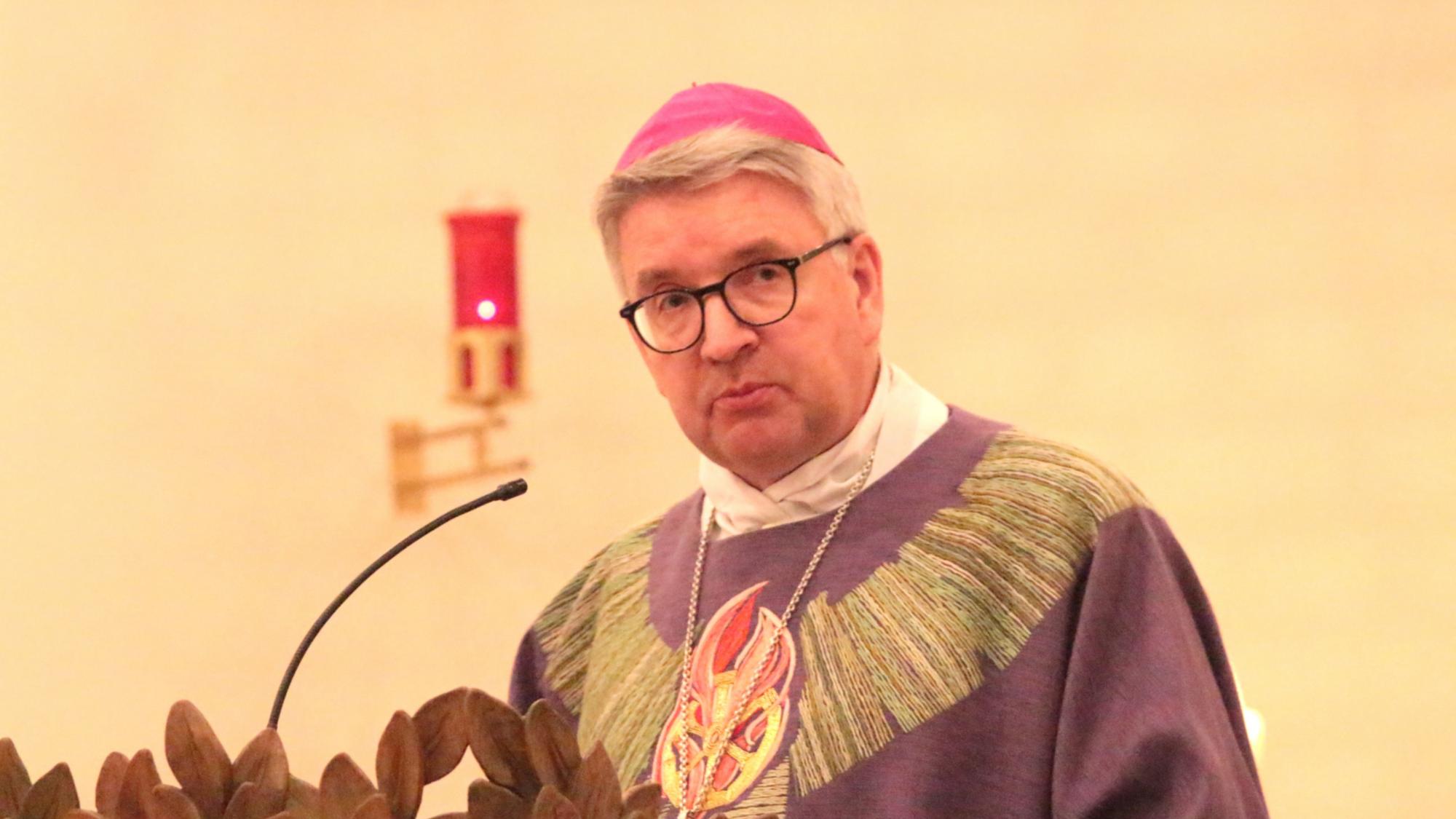 Mainz, 27. Februar 2025: Bischof Peter Kohlgraf feierte den Gottesdienst anlässlich des 80. Jahrestages der Bombardierung der Stadt Mainz im Kloster der Klarissen-Kapuzinerinnen von der Ewigen Anbetung im Mainzer Dom-Ornat, das das an die Zerstörung von Mainz durch den Luftangriff erinnert.