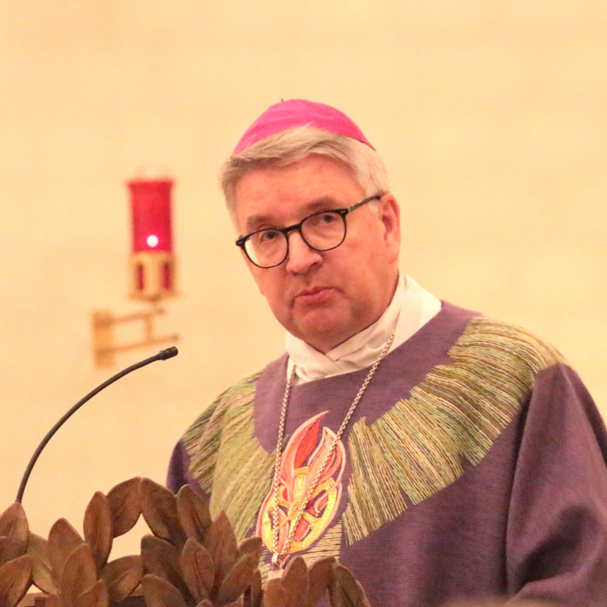 Mainz, 27. Februar 2025: Bischof Peter Kohlgraf feierte den Gottesdienst anlässlich des 80. Jahrestages der Bombardierung der Stadt Mainz im Kloster der Klarissen-Kapuzinerinnen von der Ewigen Anbetung im Mainzer Dom-Ornat, das das an die Zerstörung von Mainz durch den Luftangriff erinnert.