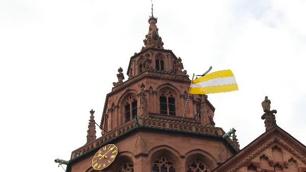 Trauerflor am Mainzer Domturm in den Tagen vor der Beisetzung von Papst Franziskus. Das Bistum mainz gedenkt seiner in einem Requiem am Samstagabend, 26. April, um 18.00 Uhr im Mainzer Dom.