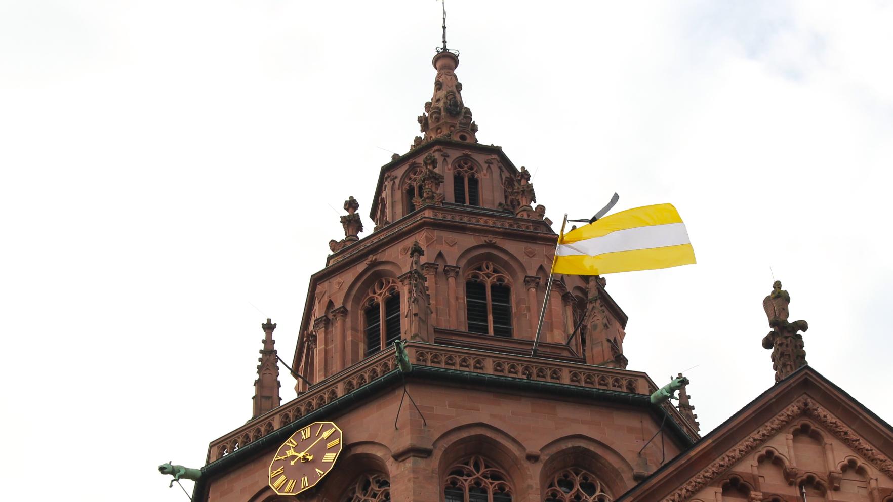 Trauerflor am Mainzer Domturm in den Tagen vor der Beisetzung von Papst Franziskus. Das Bistum mainz gedenkt seiner in einem Requiem am Samstagabend, 26. April, um 18.00 Uhr im Mainzer Dom.