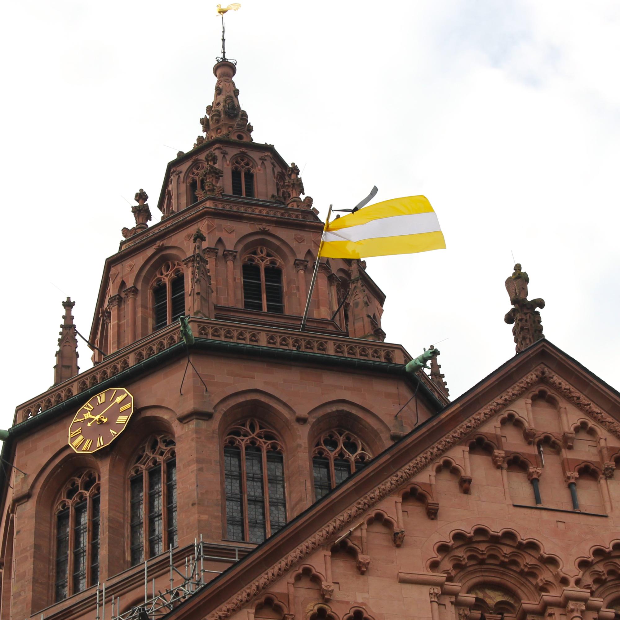 Trauerflor am Mainzer Domturm in den Tagen vor der Beisetzung von Papst Franziskus. Das Bistum mainz gedenkt seiner in einem Requiem am Samstagabend, 26. April, um 18.00 Uhr im Mainzer Dom.