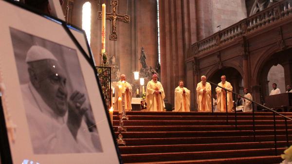 Mainz, 26. April 2025: Bischof Peter Kohlgraf feierte mit zahlreichen Gläubigen aus dem Bistum das Requiem für den verstorbenen Papst Franziskus im Mainzer Dom.