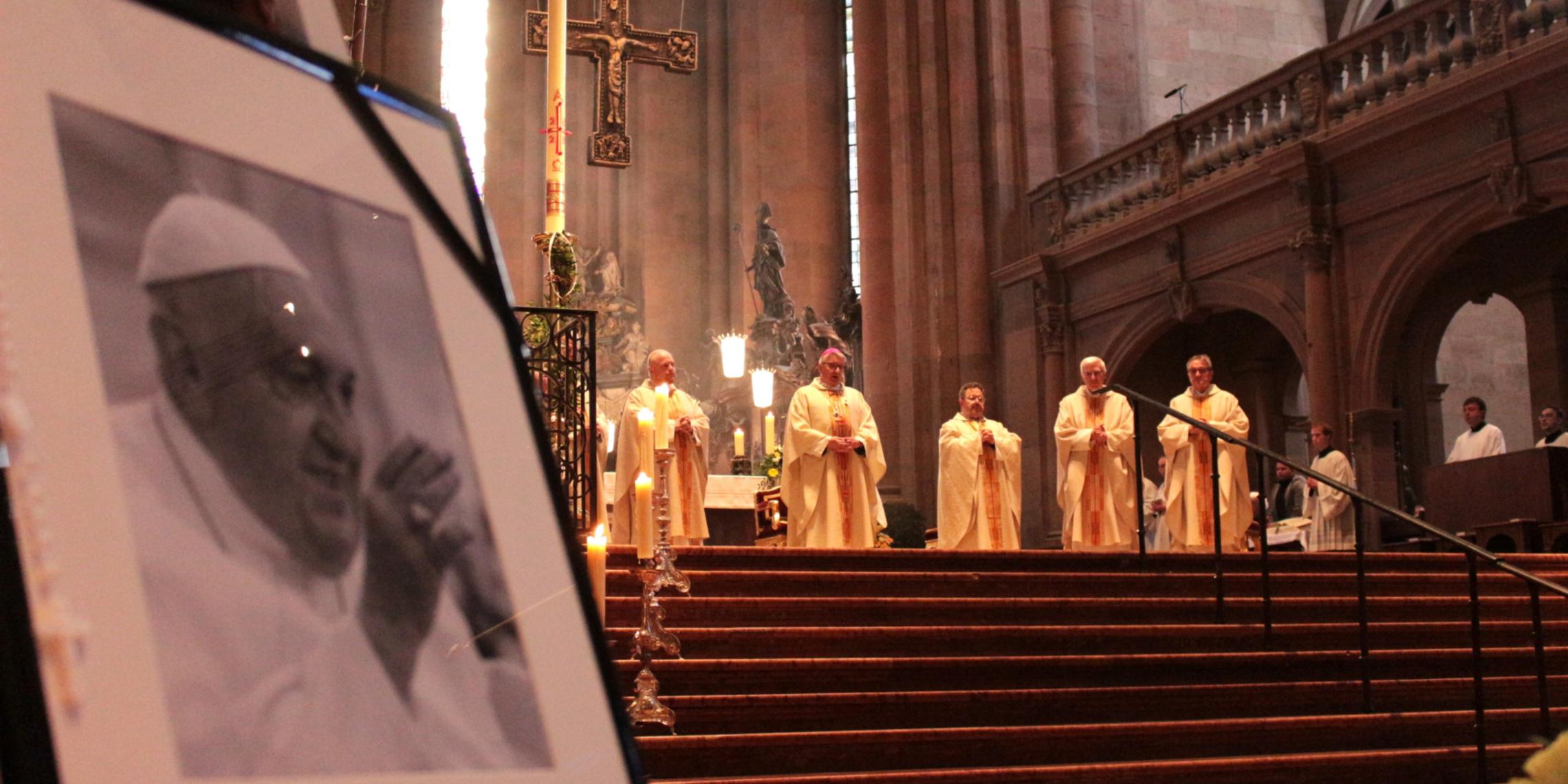 Mainz, 26. April 2025: Bischof Peter Kohlgraf feierte mit zahlreichen Gläubigen aus dem Bistum das Requiem für den verstorbenen Papst Franziskus im Mainzer Dom.