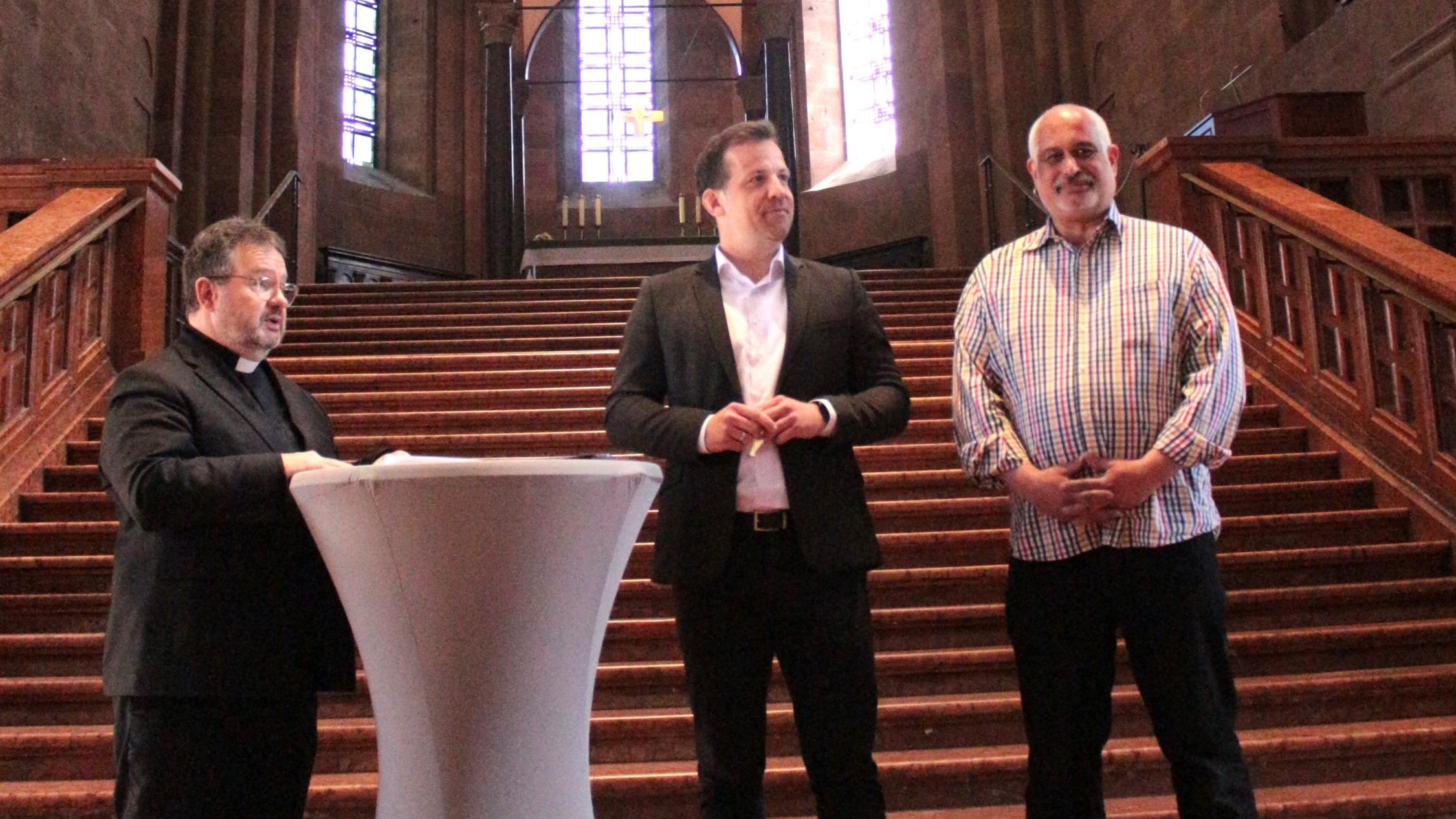 Mainz, 28. April 2025: Präsentation der Bibelseite im Mainzer Dom (v.l.n.r.): Domdekan Henning Priesel, Oberbürgermeister Nino Haase und Drucker Markus Kohz.