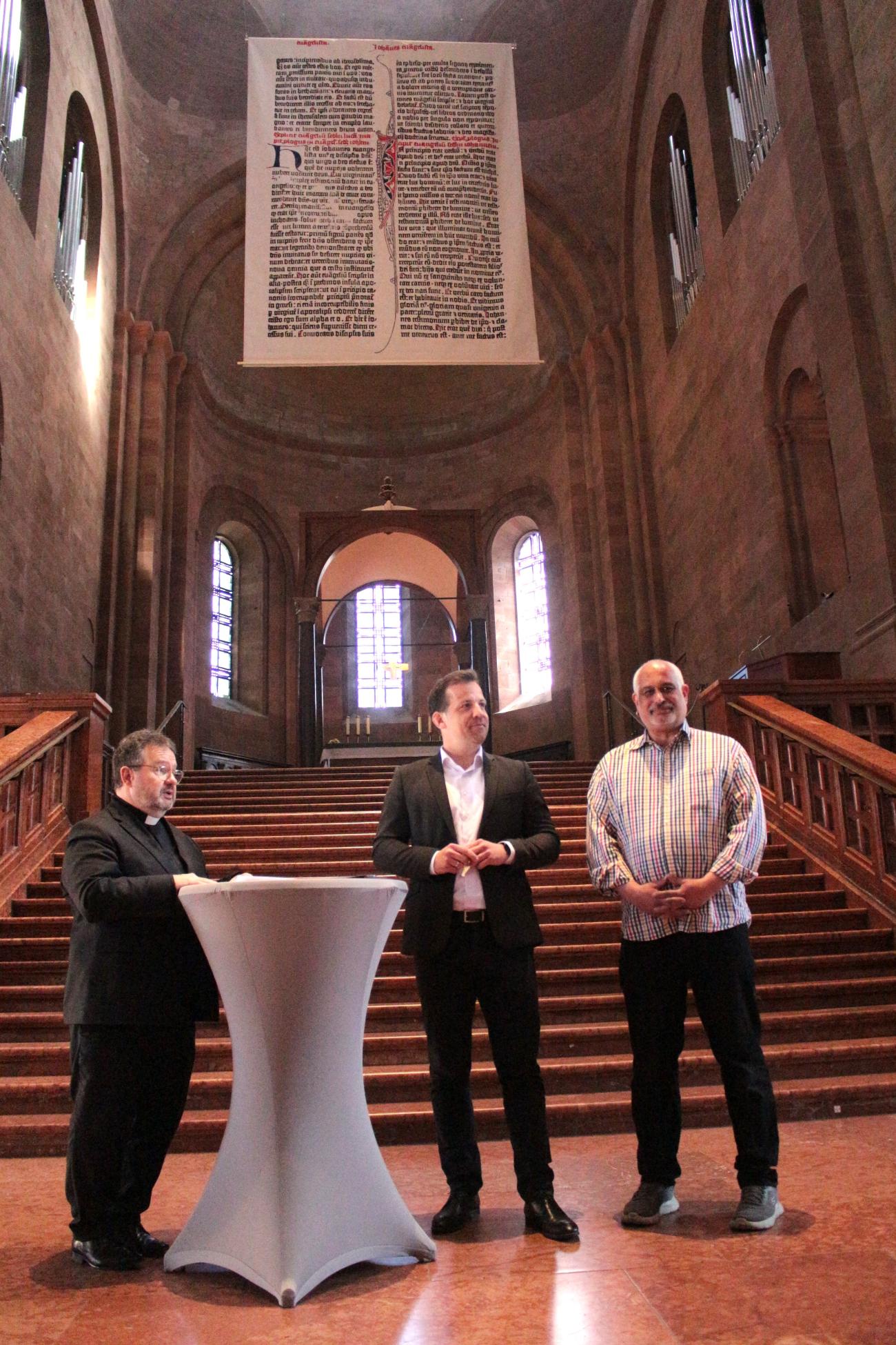 Mainz, 28. April 2025: Präsentation der Bibelseite im Mainzer Dom (v.l.n.r.): Domdekan Henning Priesel, Oberbürgermeister Nino Haase und Drucker Markus Kohz. (c) Bistum Mainz / Blum Mainz, 28. April 2025: Präsentation der Bibelseite im Mainzer Dom (v.l.n.r.): Domdekan Henning Priesel, Oberbürgermeister Nino Haase und Drucker Markus Kohz.