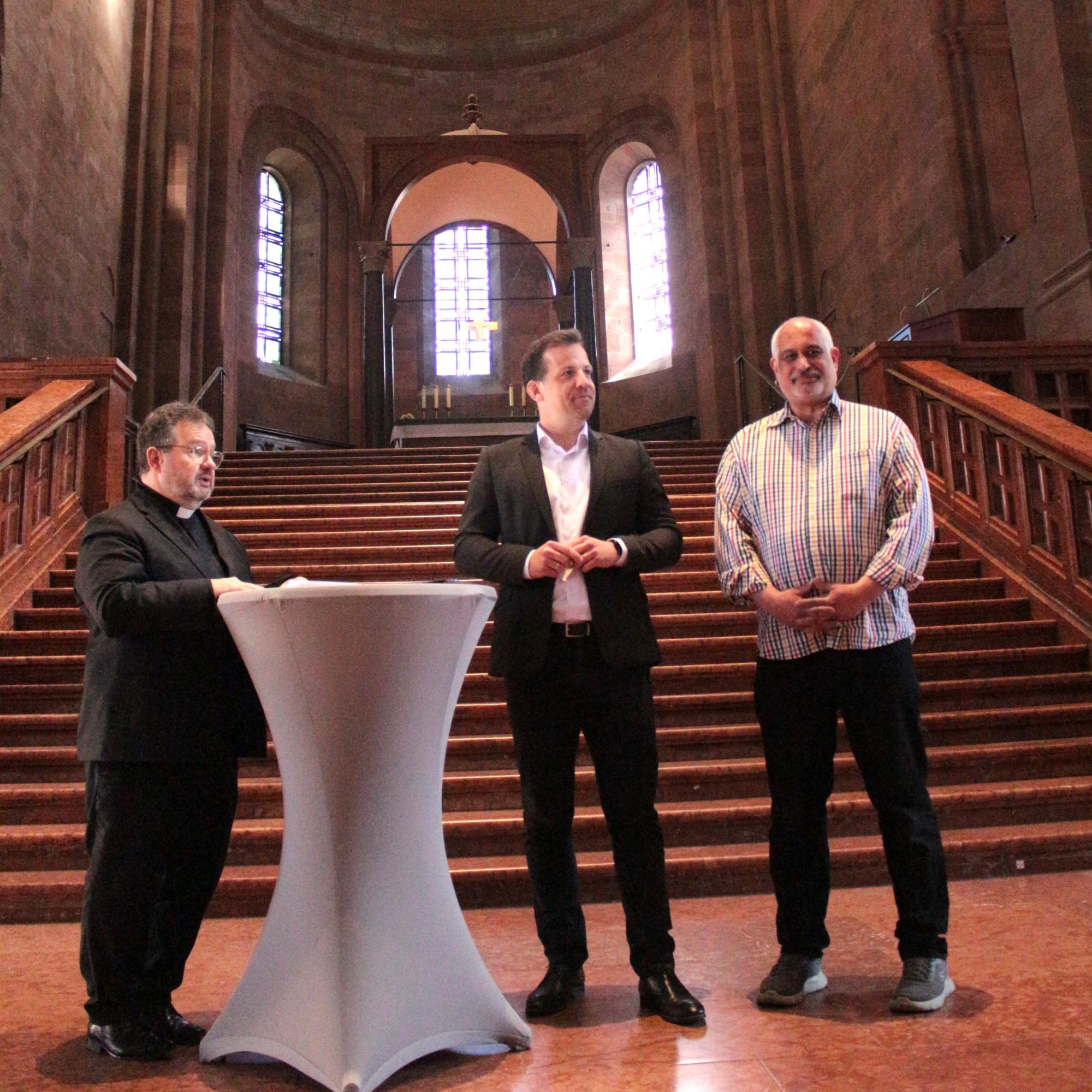 Mainz, 28. April 2025: Präsentation der Bibelseite im Mainzer Dom (v.l.n.r.): Domdekan Henning Priesel, Oberbürgermeister Nino Haase und Drucker Markus Kohz.