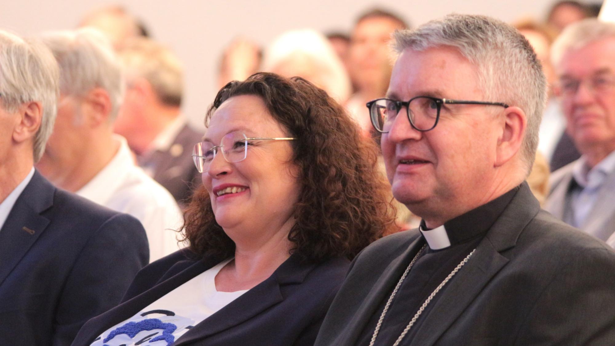 Mainz, 30. April 2025: Andrea Nahles und Bischof Peter Kohlgraf beim Empfang am Vorabend zum Tag der Arbeit im Erbacher Hof .