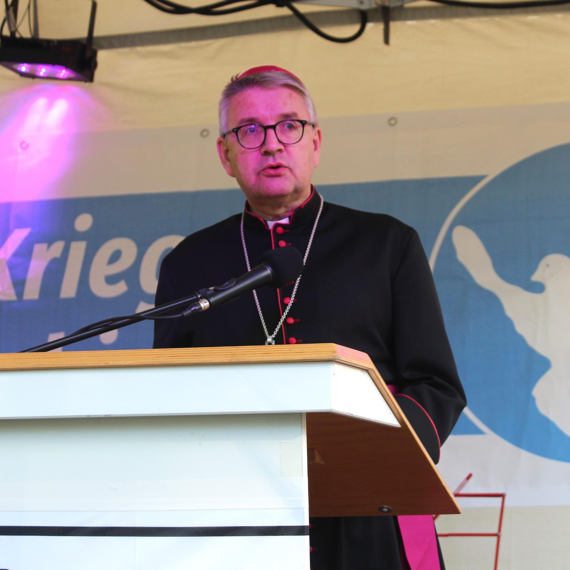 Offenbach, 8. Mai 2025: Bischof Peter Kohlgraf sprach bei der Kundgebung zum 80. Jahrestag des Kriegsendes auf dem Platz des 8. Mai in Offenbach.