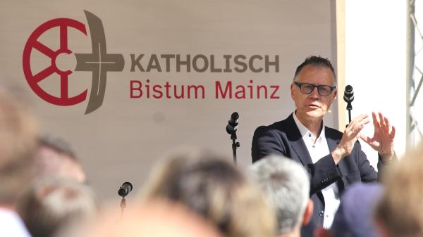 Mainz, 15. Mai 2025: Professor Dr. Matthias Sellmann bei seiner Begrüßung zum Tag der pastoralen Berufsgruppen im Garten des Mainzer Priesterseminars.