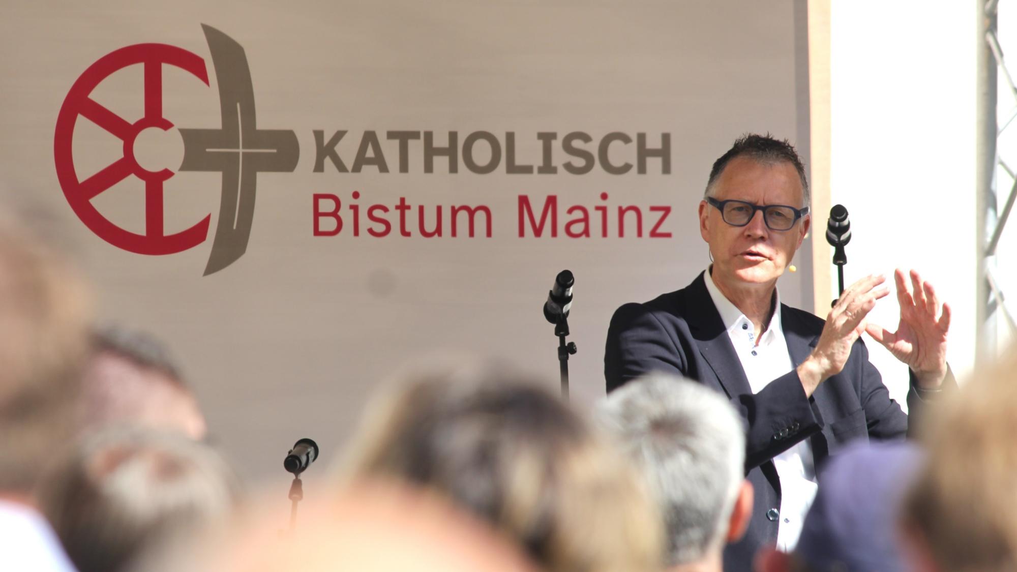 Mainz, 15. Mai 2025: Professor Dr. Matthias Sellmann bei seiner Begrüßung zum Tag der pastoralen Berufsgruppen im Garten des Mainzer Priesterseminars.