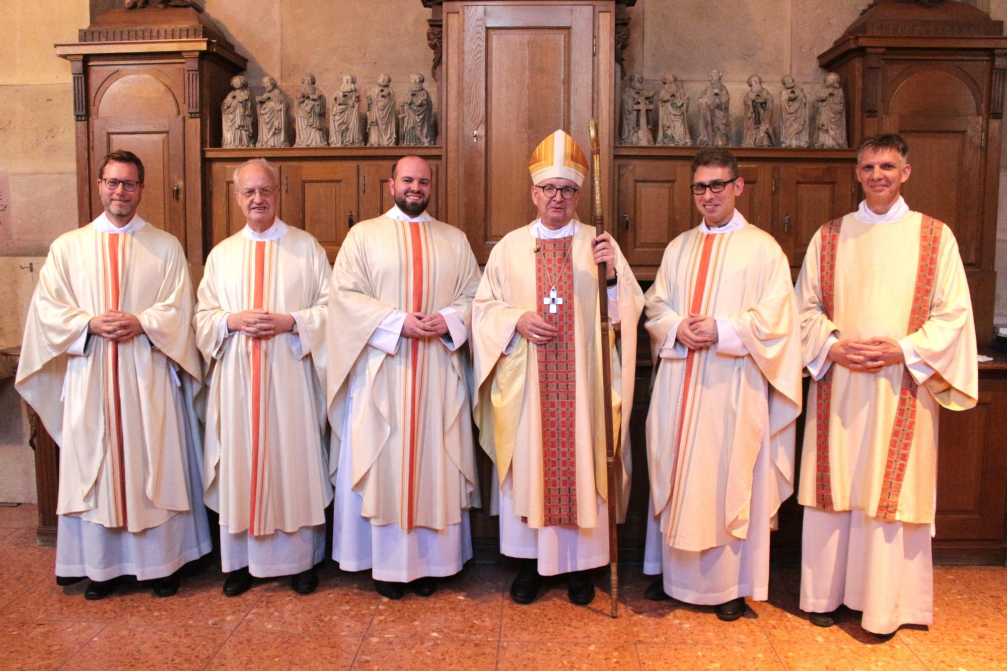 Mainz, 28. Juni 2025: Neupriester Thomas Kettel (dritter von links) mit Bischof Peter Kohlgraf und den Konzelebranten des Weihegottesdienstes.
