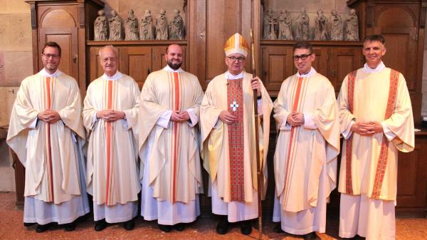 Mainz, 28. Juni 2025: Neupriester Thomas Kettel (dritter von links) mit Bischof Peter Kohlgraf und den Konzelebranten des Weihegottesdienstes.