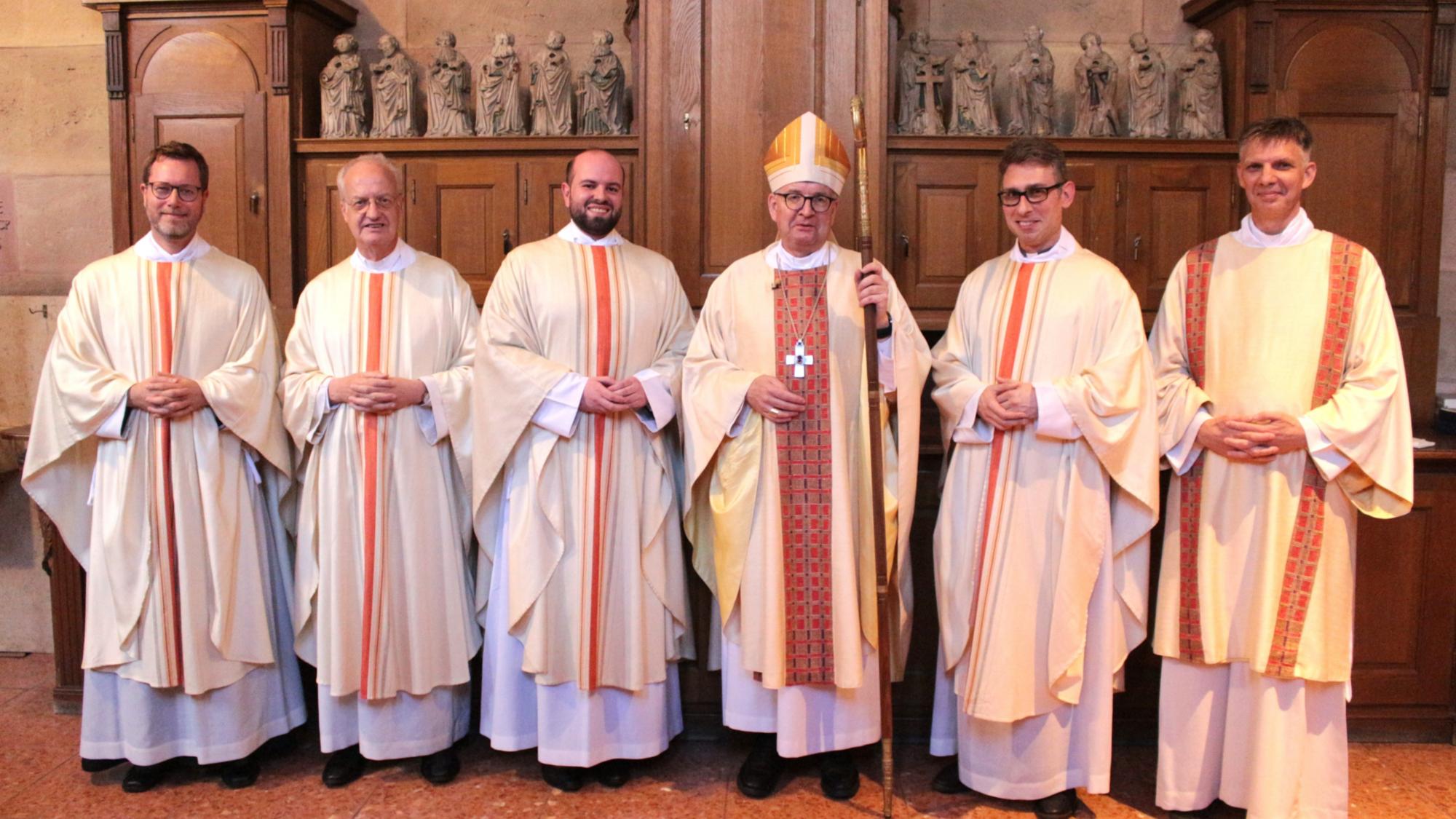 Mainz, 28. Juni 2025: Neupriester Thomas Kettel (dritter von links) mit Bischof Peter Kohlgraf und den Konzelebranten des Weihegottesdienstes.