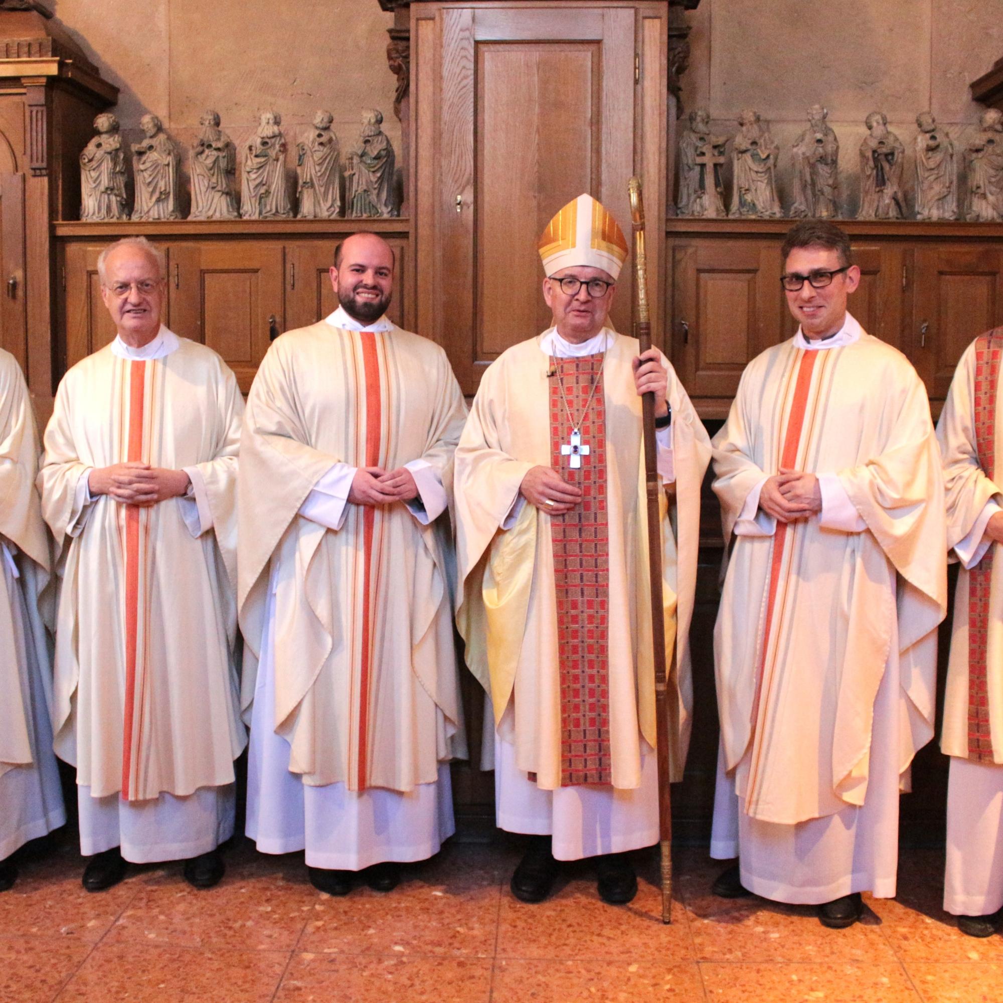 Mainz, 28. Juni 2025: Neupriester Thomas Kettel (dritter von links) mit Bischof Peter Kohlgraf und den Konzelebranten des Weihegottesdienstes.