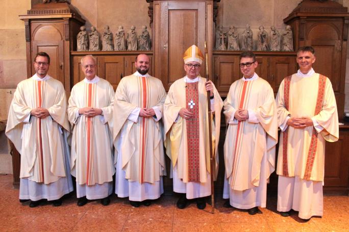 Mainz, 28. Juni 2025: Neupriester Thomas Kettel (dritter von links) mit Bischof Peter Kohlgraf und den Konzelebranten des Weihegottesdienstes.