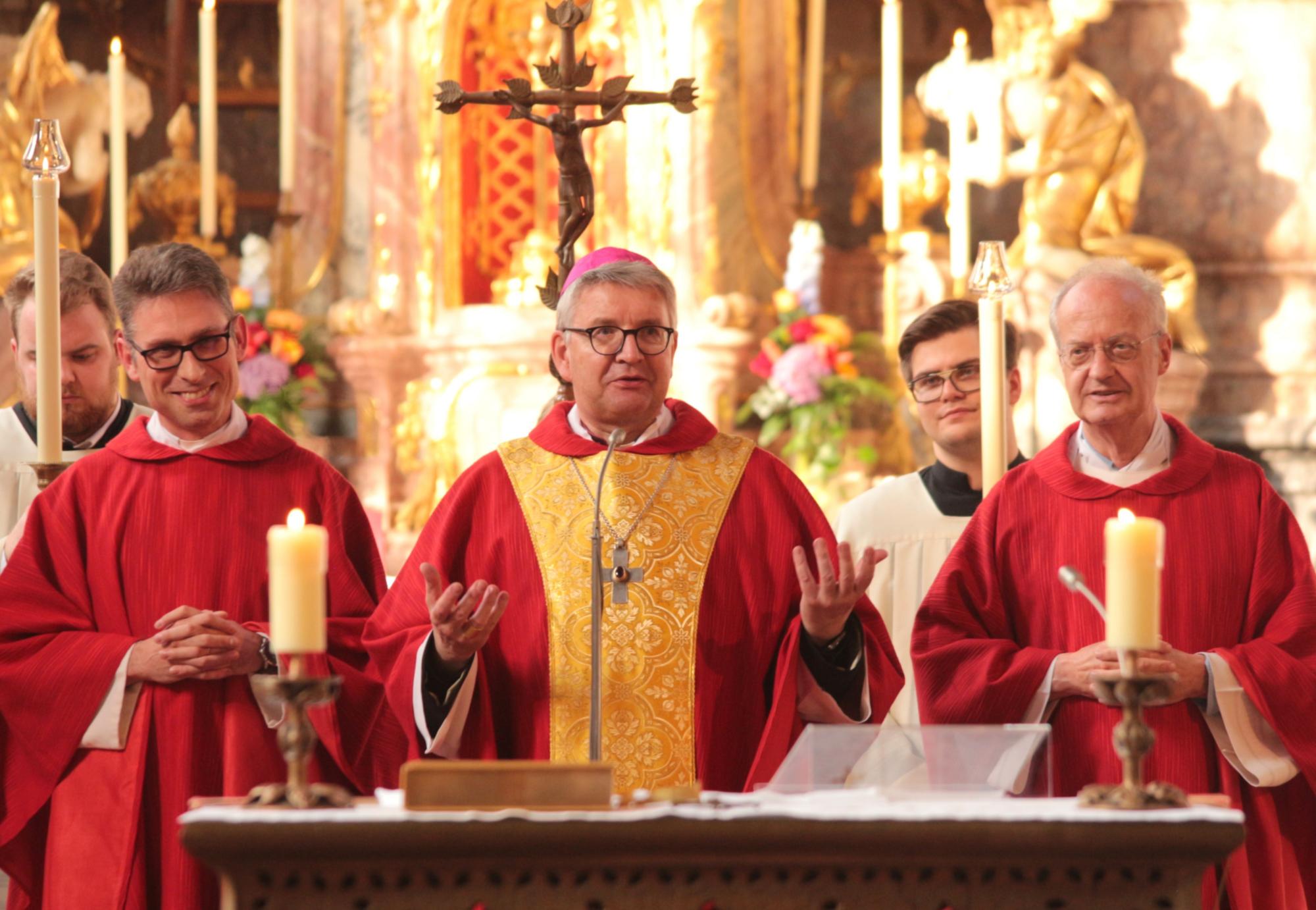 Mainz, 5. Juni 2025: Bischof Peter Kohlgraf beim Gottesdienst zum Bonifatiusfest des Mainzer Priesterseminars in der Augustinerkirche, links Regens Michael Leja und rechts Spiritual Prof. Dr. Philipp Müller.