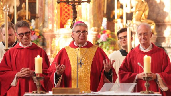 Mainz, 5. Juni 2025: Bischof Peter Kohlgraf beim Gottesdienst zum Bonifatiusfest des Mainzer Priesterseminars in der Augustinerkirche, links Regens Michael Leja und rechts Spiritual Prof. Dr. Philipp Müller.