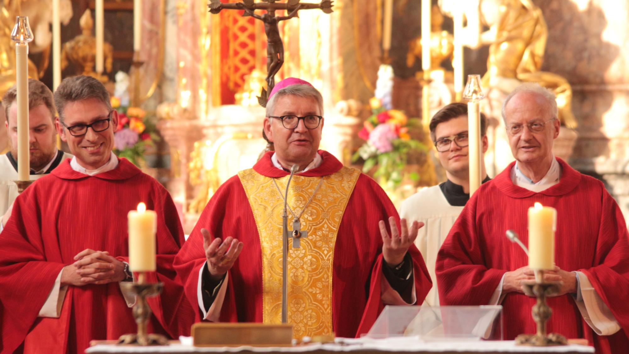 Mainz, 5. Juni 2025: Bischof Peter Kohlgraf beim Gottesdienst zum Bonifatiusfest des Mainzer Priesterseminars in der Augustinerkirche, links Regens Michael Leja und rechts Spiritual Prof. Dr. Philipp Müller.