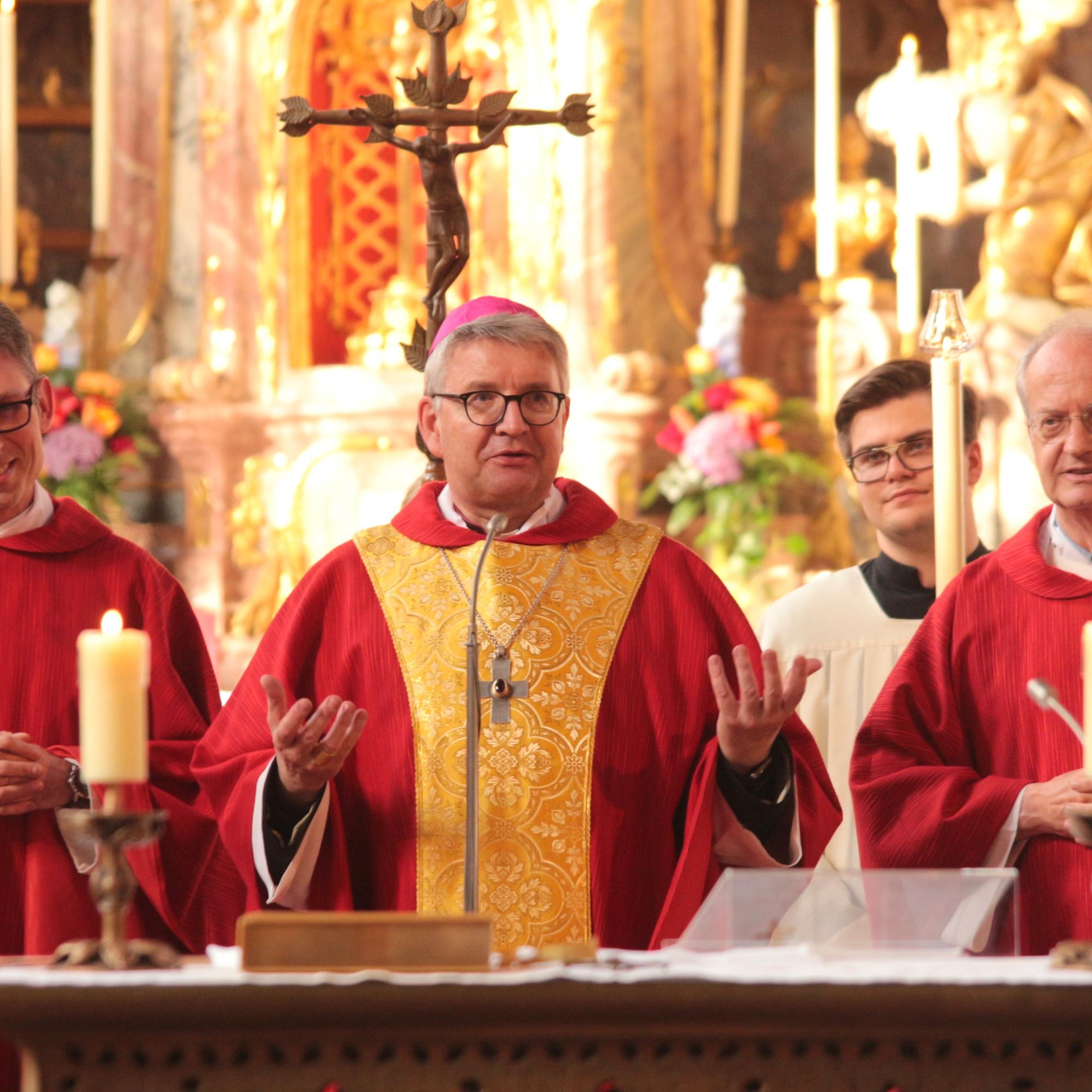 Mainz, 5. Juni 2025: Bischof Peter Kohlgraf beim Gottesdienst zum Bonifatiusfest des Mainzer Priesterseminars in der Augustinerkirche, links Regens Michael Leja und rechts Spiritual Prof. Dr. Philipp Müller.