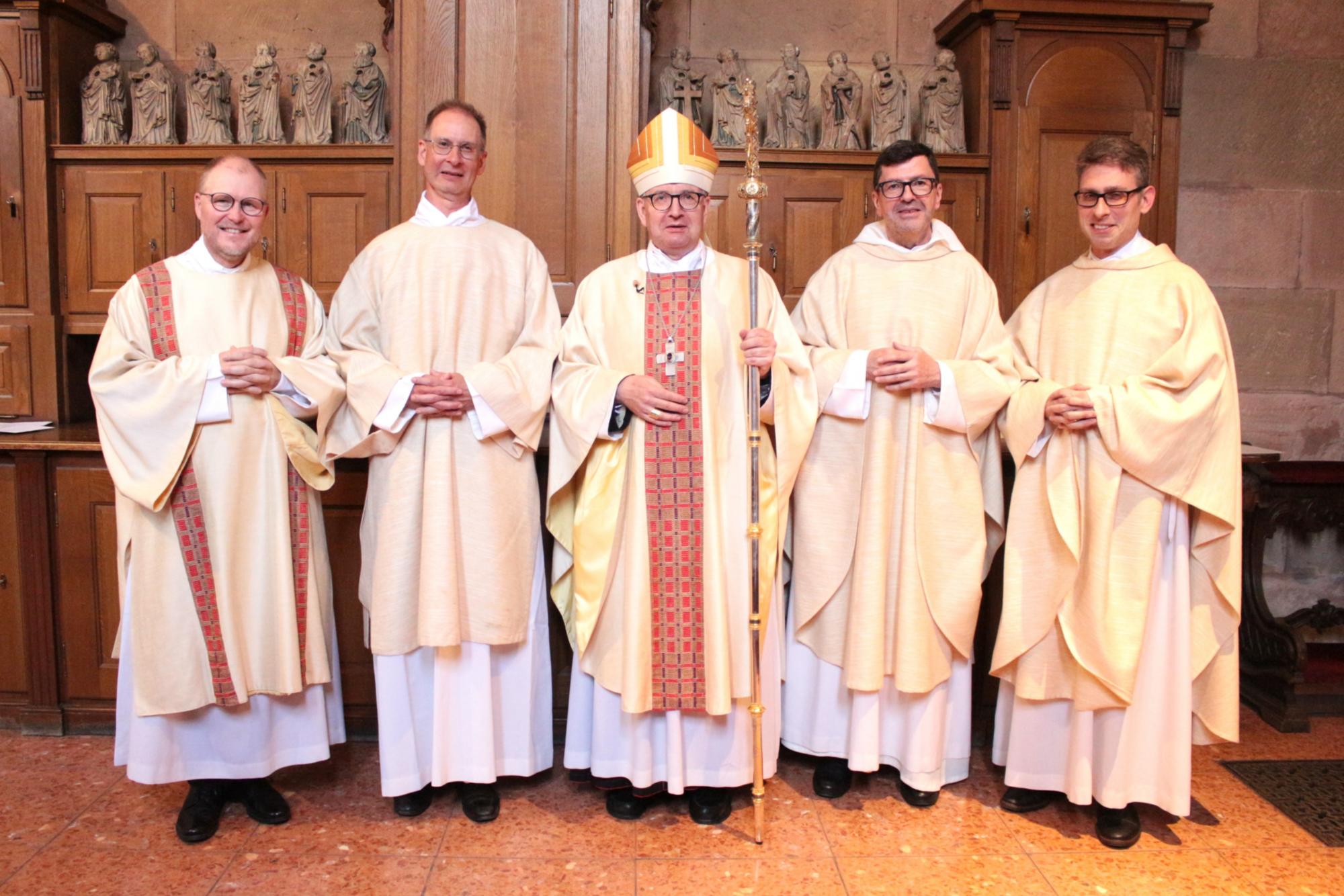 Mainz, 7. Juni 2025: Weihe zum Ständigen Diakon im Dom (v.l.n.r.): Diakone-Sprecher Stefan Faust, Neudiakon Markus Günther, Bischof Peter Kohlgraf, Bischöflicher Beauftragter P. Ralf Sagner OP, und Regens  Michael Leja.