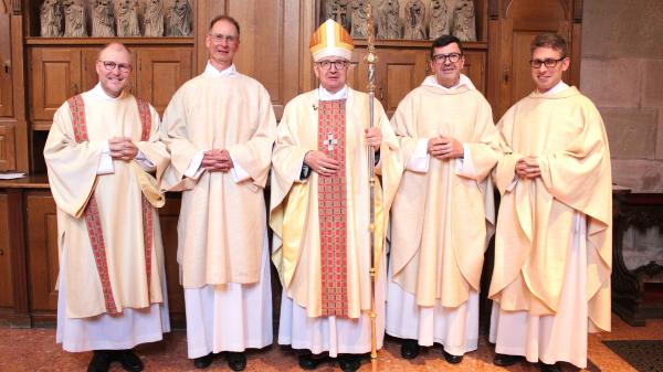 Mainz, 7. Juni 2025: Weihe zum Ständigen Diakon im Dom (v.l.n.r.): Diakone-Sprecher Stefan Faust, Neudiakon Markus Günther, Bischof Peter Kohlgraf, Bischöflicher Beauftragter P. Ralf Sagner OP, und Regens  Michael Leja.