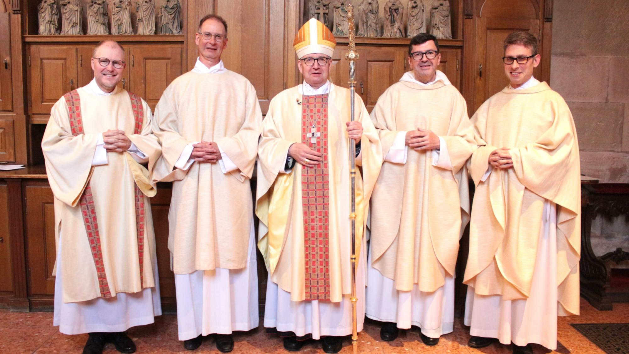 Mainz, 7. Juni 2025: Weihe zum Ständigen Diakon im Dom (v.l.n.r.): Diakone-Sprecher Stefan Faust, Neudiakon Markus Günther, Bischof Peter Kohlgraf, Bischöflicher Beauftragter P. Ralf Sagner OP, und Regens  Michael Leja.