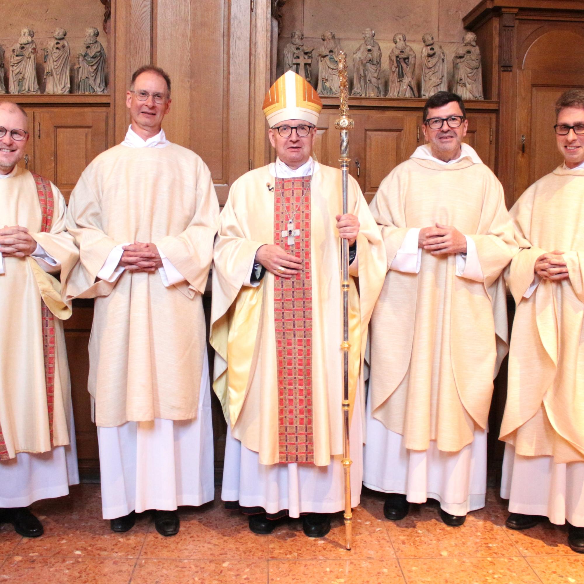 Mainz, 7. Juni 2025: Weihe zum Ständigen Diakon im Dom (v.l.n.r.): Diakone-Sprecher Stefan Faust, Neudiakon Markus Günther, Bischof Peter Kohlgraf, Bischöflicher Beauftragter P. Ralf Sagner OP, und Regens  Michael Leja.
