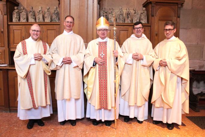 Mainz, 7. Juni 2025: Weihe zum Ständigen Diakon im Dom (v.l.n.r.): Diakone-Sprecher Stefan Faust, Neudiakon Markus Günther, Bischof Peter Kohlgraf, Bischöflicher Beauftragter P. Ralf Sagner OP, und Regens  Michael Leja.