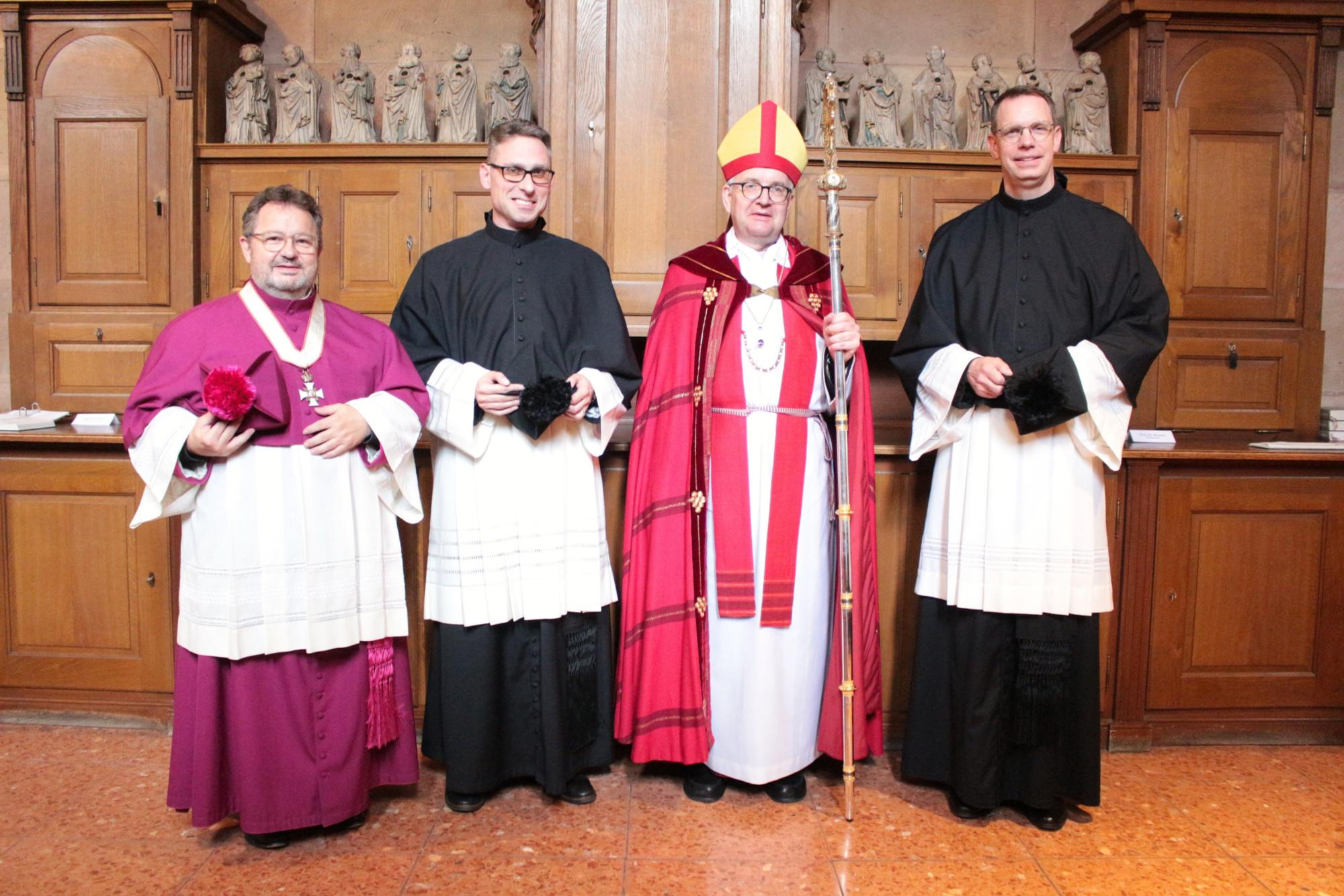 Mainz, 8. Juni 2025: Einführung neuer Dompräbendaten in das Mainzer Domstift (v.l.n.r.): Domdekan Henning Priesel, Regens Michael Leja, Bischof Peter Kohlgraf und Pfarrer Thomas Winter.