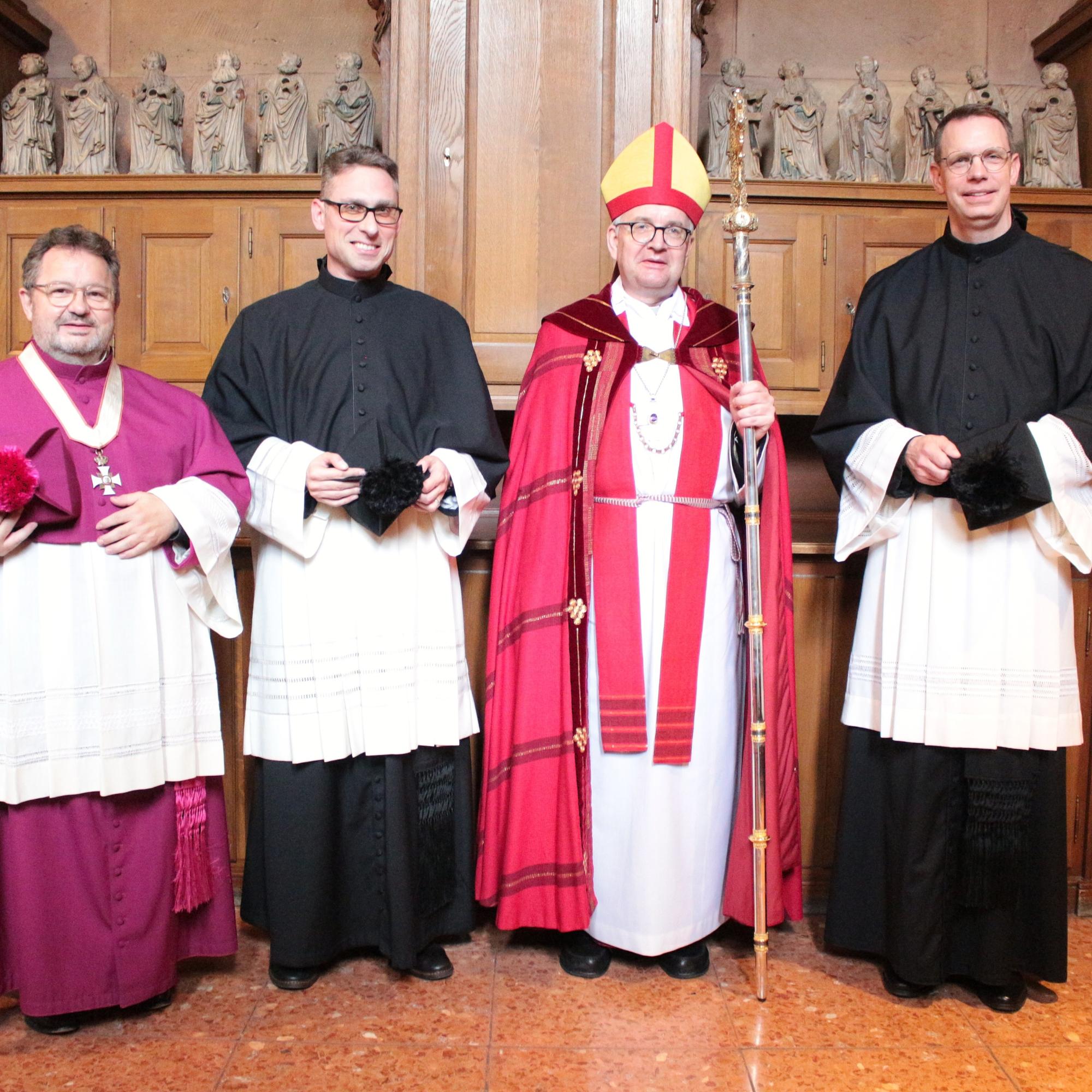 Mainz, 8. Juni 2025: Einführung neuer Dompräbendaten in das Mainzer Domstift (v.l.n.r.): Domdekan Henning Priesel, Regens Michael Leja, Bischof Peter Kohlgraf und Pfarrer Thomas Winter.
