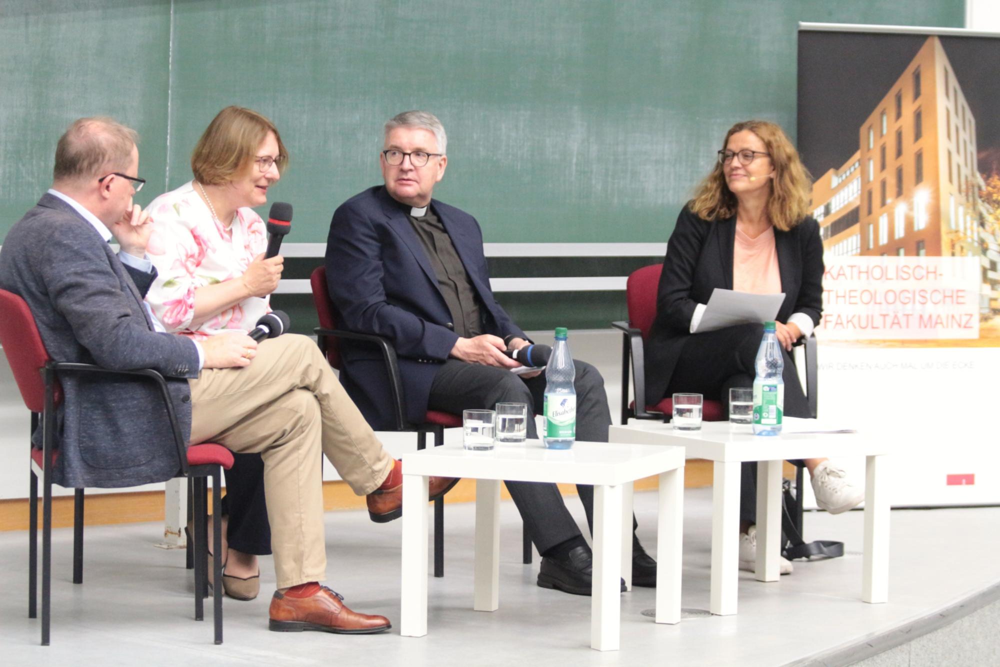 Mainz, 26. Juni 2025: Podium zu Papst Leo XIV. (v.l.n.r.):  Jürgen Erbacher, Regina Heyder, Bischof Peter Kohlgraf und Antje Pieper. (c) Bistum Mainz / Blum