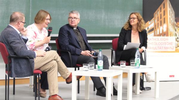 Mainz, 26. Juni 2025: Podium zu Papst Leo XIV. (v.l.n.r.):  Jürgen Erbacher, Regina Heyder, Bischof Peter Kohlgraf und Antje Pieper.