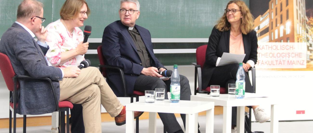 Mainz, 26. Juni 2025: Podium zu Papst Leo XIV. (v.l.n.r.):  Jürgen Erbacher, Regina Heyder, Bischof Peter Kohlgraf und Antje Pieper.