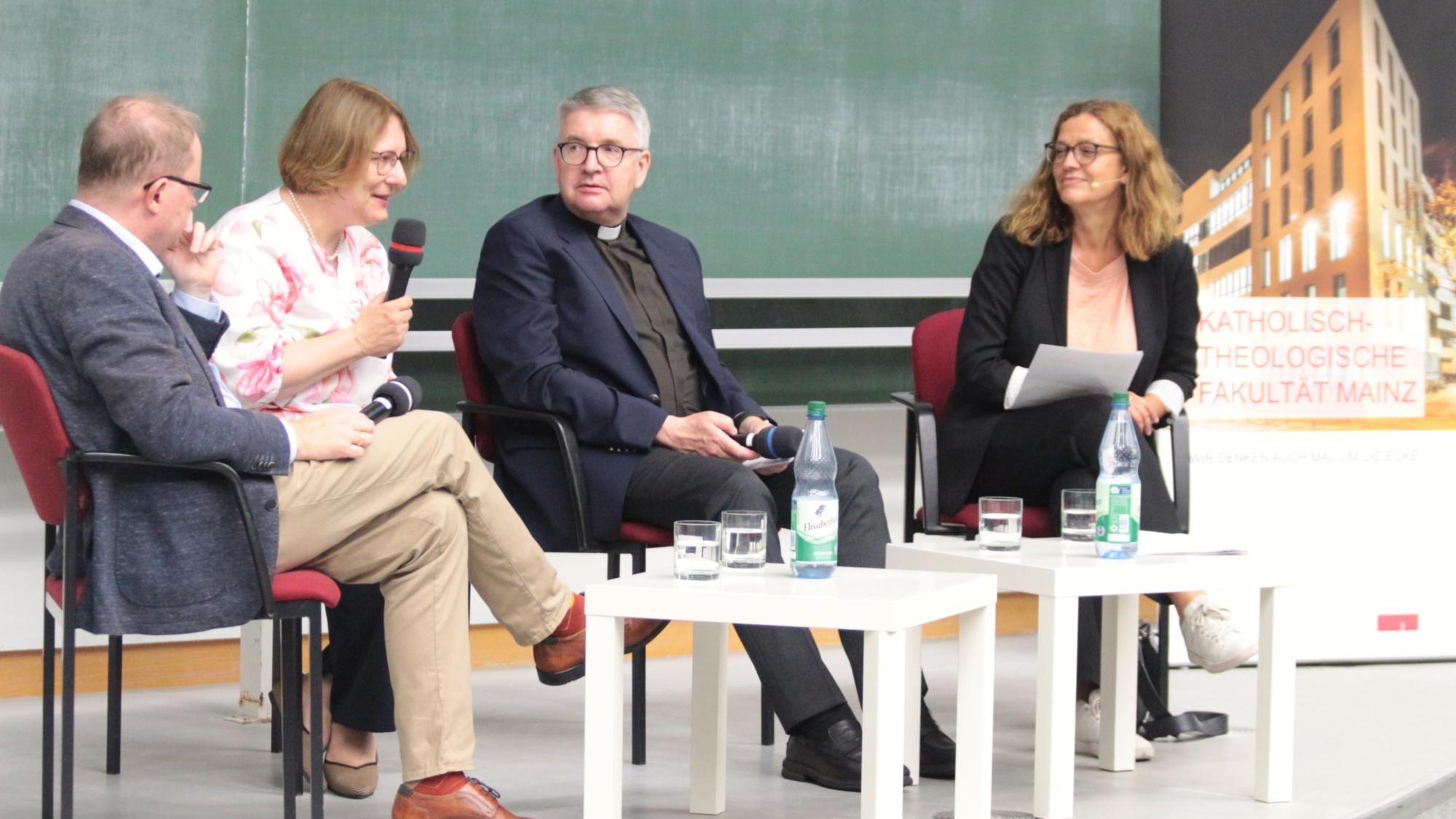 Mainz, 26. Juni 2025: Podium zu Papst Leo XIV. (v.l.n.r.):  Jürgen Erbacher, Regina Heyder, Bischof Peter Kohlgraf und Antje Pieper.