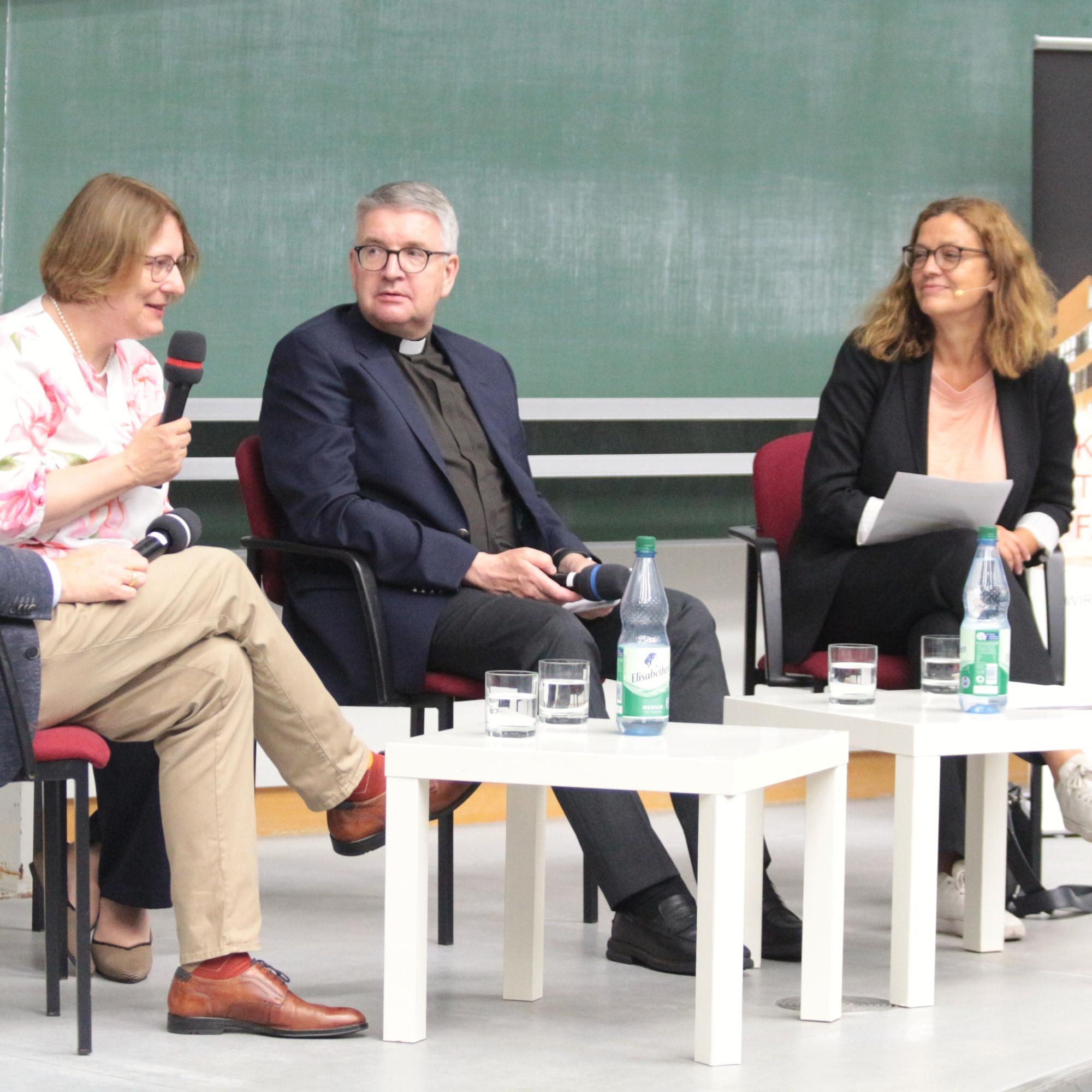 Mainz, 26. Juni 2025: Podium zu Papst Leo XIV. (v.l.n.r.):  Jürgen Erbacher, Regina Heyder, Bischof Peter Kohlgraf und Antje Pieper.