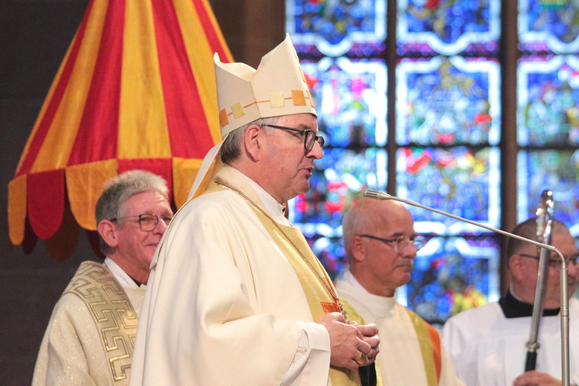 Worms, 24. August 2025: Schlussworte von Bischof Peter Kohlgraf beim Burchard-Jubiläum im Wormser Dom; links Propst Tobias Schäfer sowie rechts die Diakone Hans-Jürgen Springer und Goran Andrijevic. (c) Bistum Mainz / Blum