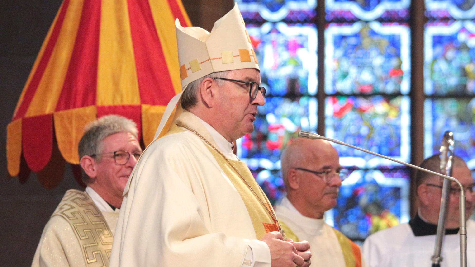 Worms, 24. August 2025: Schlussworte von Bischof Peter Kohlgraf beim Burchard-Jubiläum im Wormser Dom; links Propst Tobias Schäfer sowie rechts die Diakone Hans-Jürgen Springer und Goran Andrijevic.